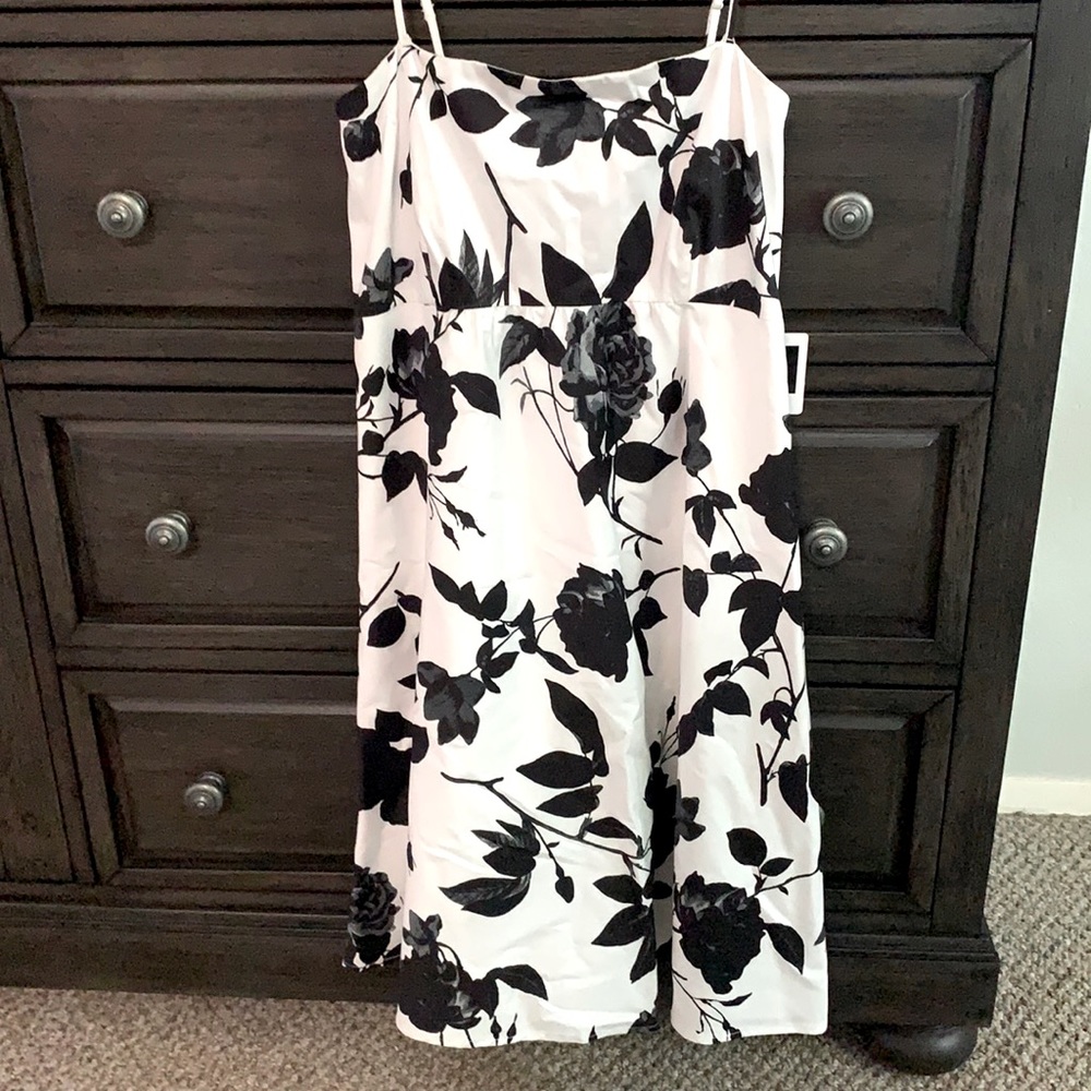 Jessica Simpson Maternity Black and White Spaghetti strap dress. Size M.